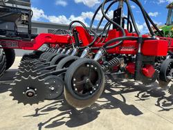 0 SERAFIN ECOSOW SINGLE DISC NARROWFOLD SEEDER WITH BALDAN UNITS USED RED