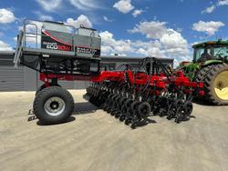 0 SERAFIN ECOSOW SINGLE DISC NARROWFOLD SEEDER WITH BALDAN UNITS USED RED