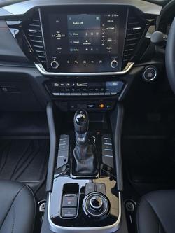 2025 Isuzu MU-X X-TERRAIN MY25.5 4X4 Dual Range Moonstone White