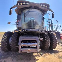 2022 Gleaner S97 Harvester & 40' Gleaner Front