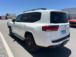 2024 Toyota LANDCRUISER LC300 3.3L V6 DSL GXL 7 Seats Glacier White