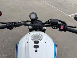 2024 Yamaha XSR700 WHITE/BLAC