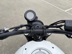 2024 Yamaha XSR700 WHITE/BLAC