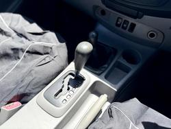 2005 Toyota Hilux SR KUN26R MY05 4X4 Glacier White