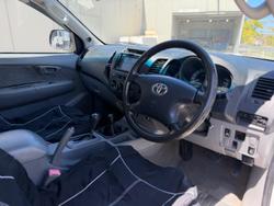 2005 Toyota Hilux SR KUN26R MY05 4X4 Glacier White