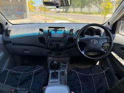 2005 Toyota Hilux SR KUN26R MY05 4X4 Glacier White