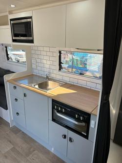 2024 Southern Cross Signature Series 19' Slide Out