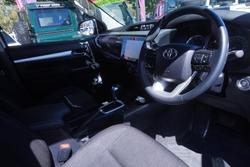 2022 Toyota Hilux SR5