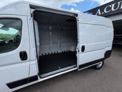 2025 Peugeot Boxer Pro Mid Roof LWB