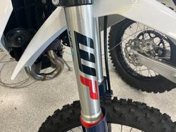 2025 HUSQVARNA FE450 NEBULA WHITE