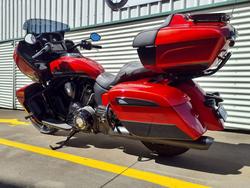 2022 Indian Pursuit Dark Horse Premium Pursuit Red
