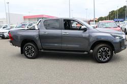 2022 Toyota Hilux SR5