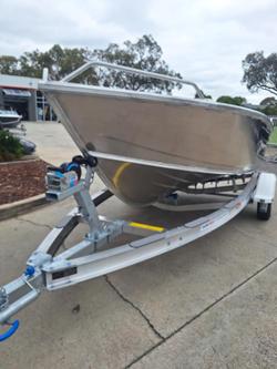 2025 QUINTREX 420 Busta