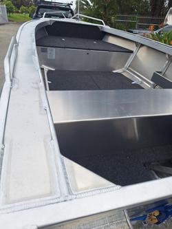 2025 QUINTREX 420 Busta