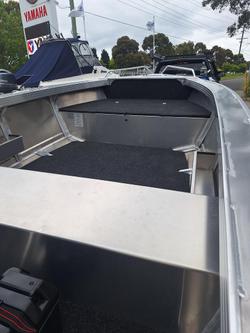 2025 QUINTREX 420 Busta