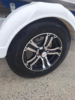 2025 QUINTREX 420 Busta