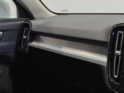 2020 Volvo XC40 T4 Momentum MY20 Ice White
