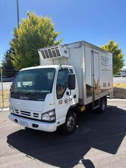 2007 Isuzu Npr 200 White