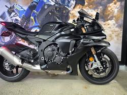 2025 Yamaha YZF-R1 BLACK