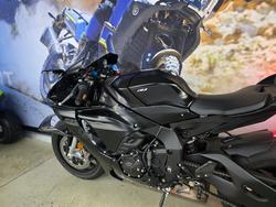 2025 Yamaha YZF-R1 BLACK