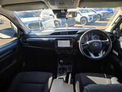 2022 Toyota Hilux 4x4 2.8L DSL D/C 6AT SR Glacier White