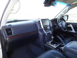2016 Toyota Landcruiser Sahara VDJ200R 4X4 Dual Range Glacier White