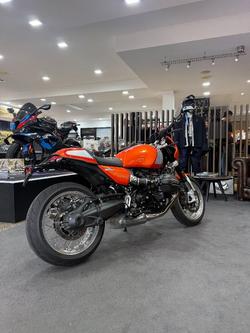 2025 BMW Motorrad R 12 S Lava orange metallic. (07-07)