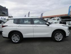 2025 Mitsubishi Outlander ES