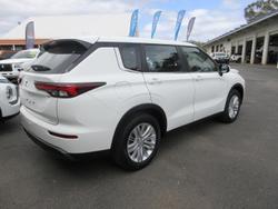 2025 Mitsubishi Outlander ES