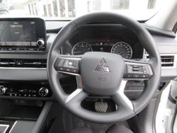 2025 Mitsubishi Outlander ES