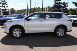 2025 Mitsubishi Outlander ES