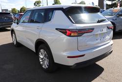 2025 Mitsubishi Outlander ES