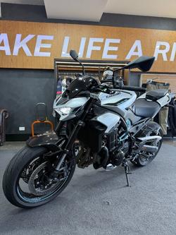 2025 Kawasaki Z900 (ZR900) Silver/Black
