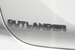 2024 Mitsubishi Outlander ES