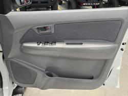 2006 Toyota Hilux SR5 KUN26R MY07 4X4 Glacier White