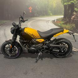 2025 Royal Enfield Guerrilla 450 Playa Black