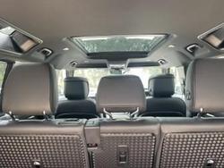 2025 Land Rover Defender 110 D350 X-Dynamic SE