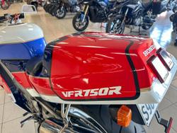 1987 Honda VFR750R (RC30) VFR White