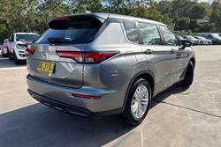 2023 Mitsubishi Outlander ES