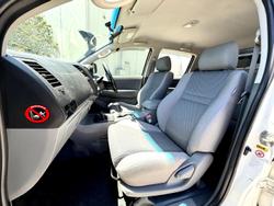 2010 Toyota Hilux SR KUN26R MY10 4X4 Glacier White