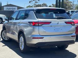 2024 Mitsubishi Outlander ES