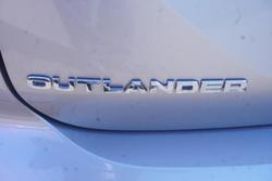 2025 Mitsubishi Outlander ES