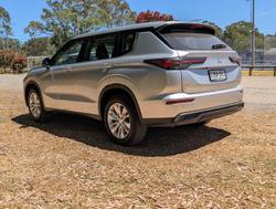 2025 Mitsubishi Outlander ES