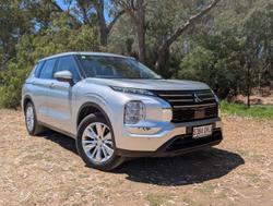 2025 Mitsubishi Outlander ES