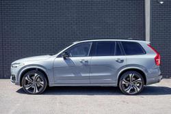 2022 Volvo XC90 B6 R-Design