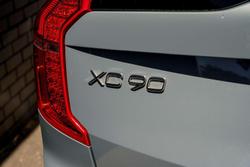 2022 Volvo XC90 B6 R-Design