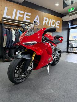 2024 DUCATI PANIGALE V4 S Red