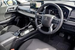 2025 Mitsubishi Outlander ES