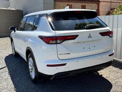 2022 Mitsubishi Outlander ES