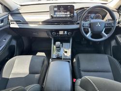 2022 Mitsubishi Outlander ES